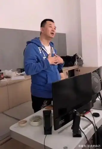 黄海波严重发福,穿着旧衣服顶着大肚腩,曾坦言与妻子已分床睡