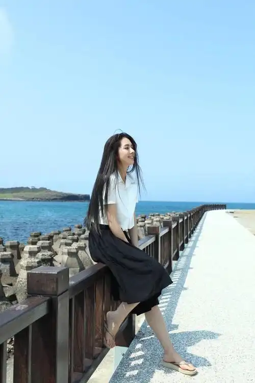 下面来看一组生活照录制节目中,郭碧婷和向佐也是非常的悠闲,躺在沙发