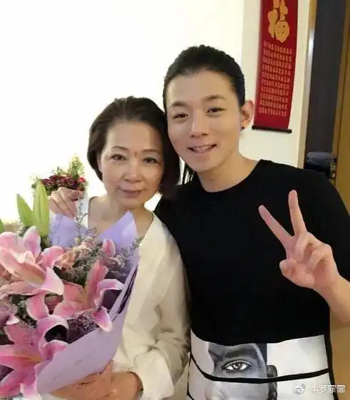 伟大母亲仲小萍为独养儿子放弃再婚与前夫现任老婆成姐妹