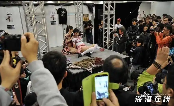 12月15日,澳门,2013澳门成人展举行,av女优水菜丽现场触摸男粉丝