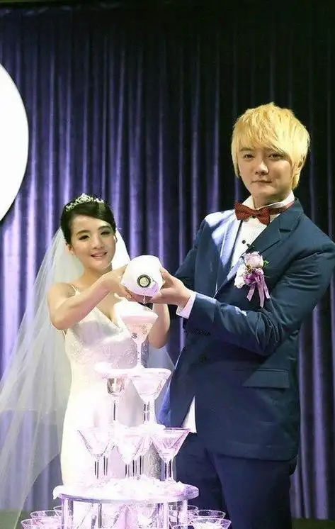 飞儿乐团阿沁好糟心,小14岁嫩妻涉毒被捕,网友却说报应来了