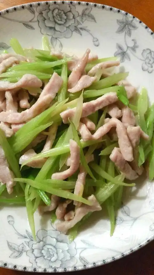西芹炒肉丝   上手快,很家常,特清爽!