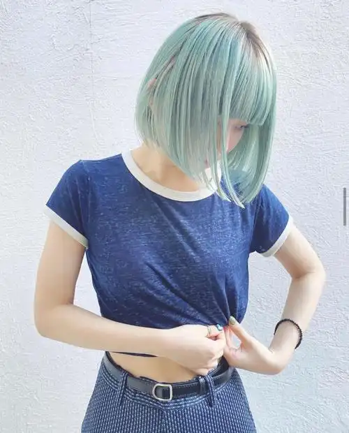 的那种内扣波波头,甜美可爱,还能修饰脸型,只要细节打理好超级显嫩!