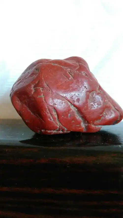 请帮忙看看,这是鸡血石吗,鉴定一下,谢谢