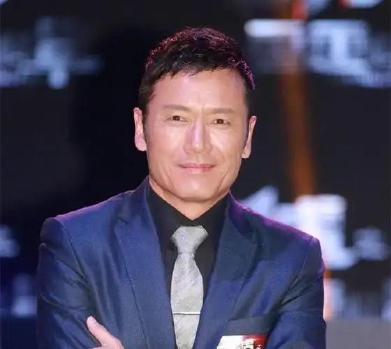 60岁苗侨伟一家近照,戚美珍仍风韵犹存,两孩子长相难为情