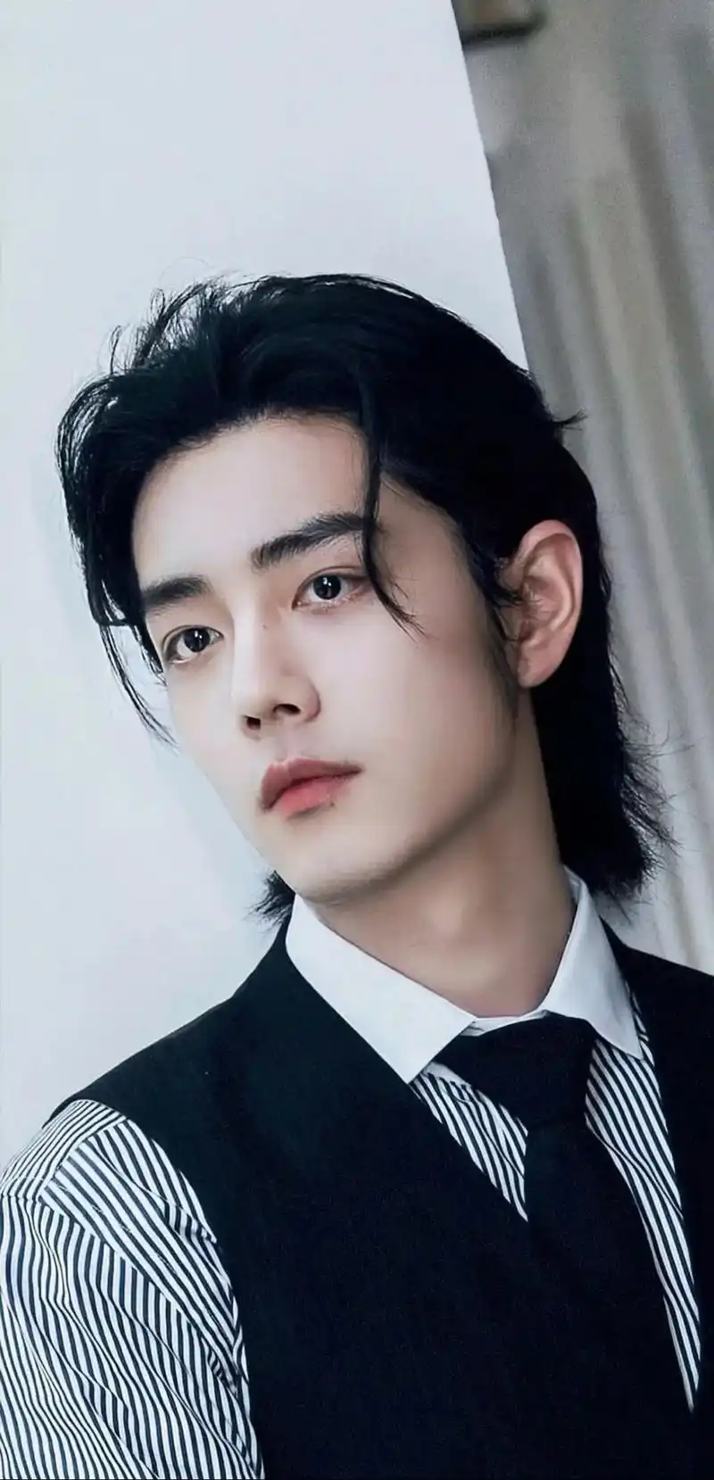 肖战黑西装狼尾背头造型 #肖战赴新加坡参加活动 #霸总氛围 - 抖音