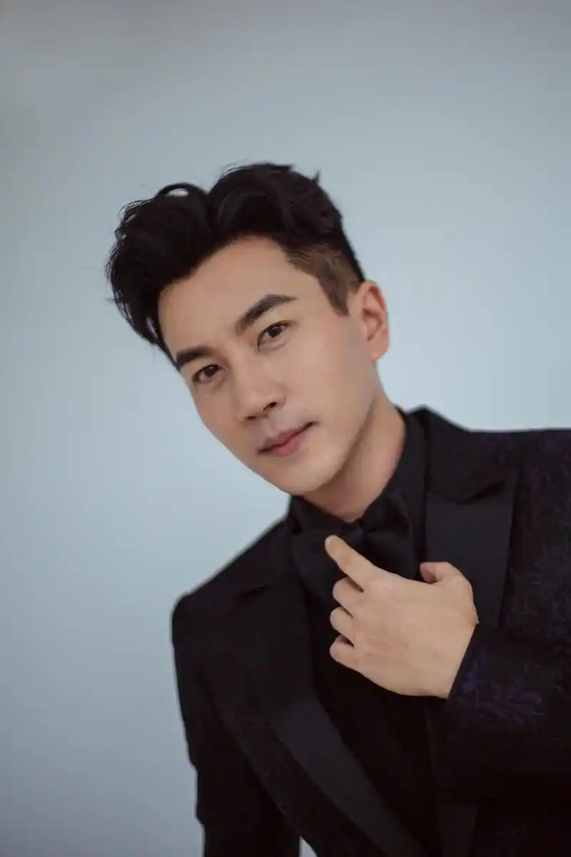 刘恺威出席活动 暗纹西装风度翩翩