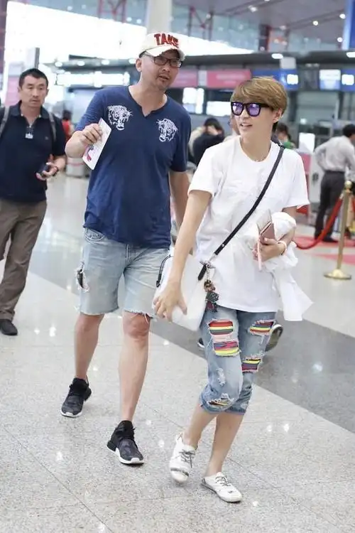 梁静和老公同框低调似路人t恤配彩色破洞裤比年轻人还潮