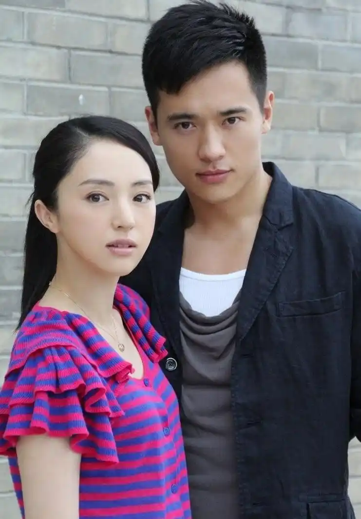 董璇高云翔户外照尽显甜蜜