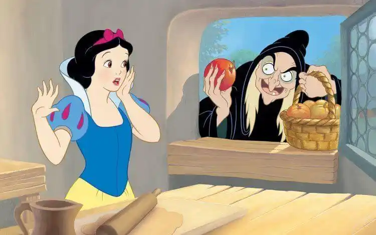 绯红女巫拜访 838 的汪达一家时,可以发现两个孩子正在看《白雪公主》