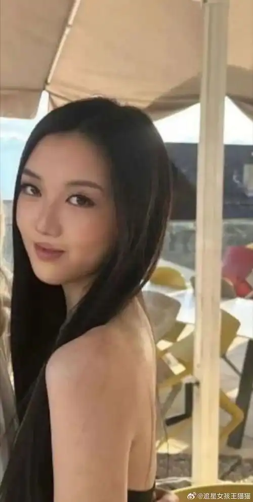 看李亚鹏女儿李嫣变化多大,太成熟了,兔唇一点痕迹都没有了,修复得