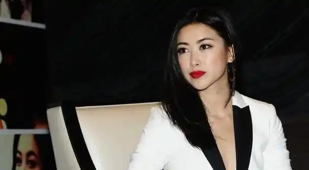 家世显赫从不炫耀长达10年入选世界百美演员朱珠可不是个花瓶