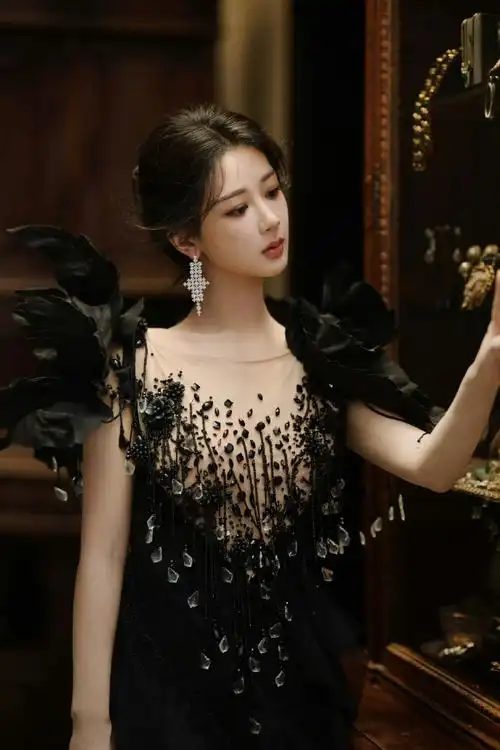 杨紫今日高定造型好美是高贵冷艳的小夭女王礼服前面的装饰元素梦回