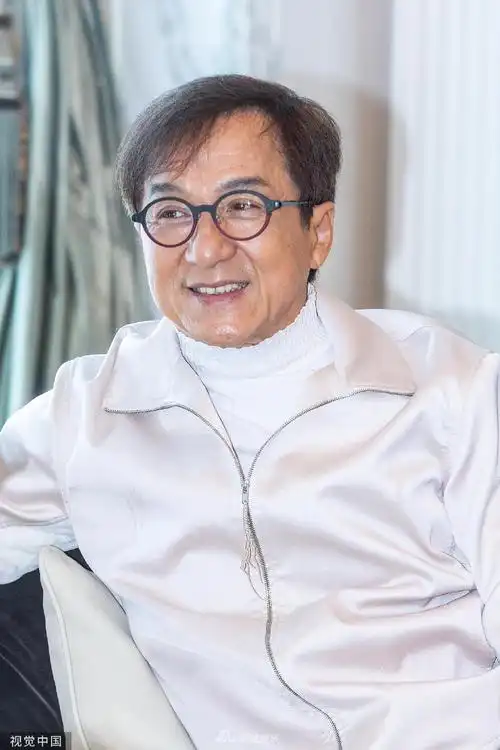 成龙空降杭州购房哼唱常回家看看兴致高