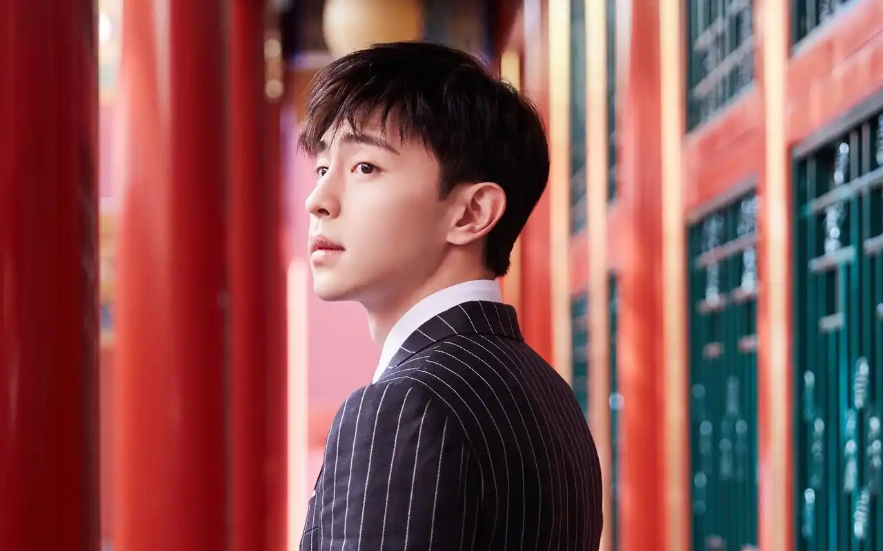 邓伦成熟绅士风高清桌面壁纸