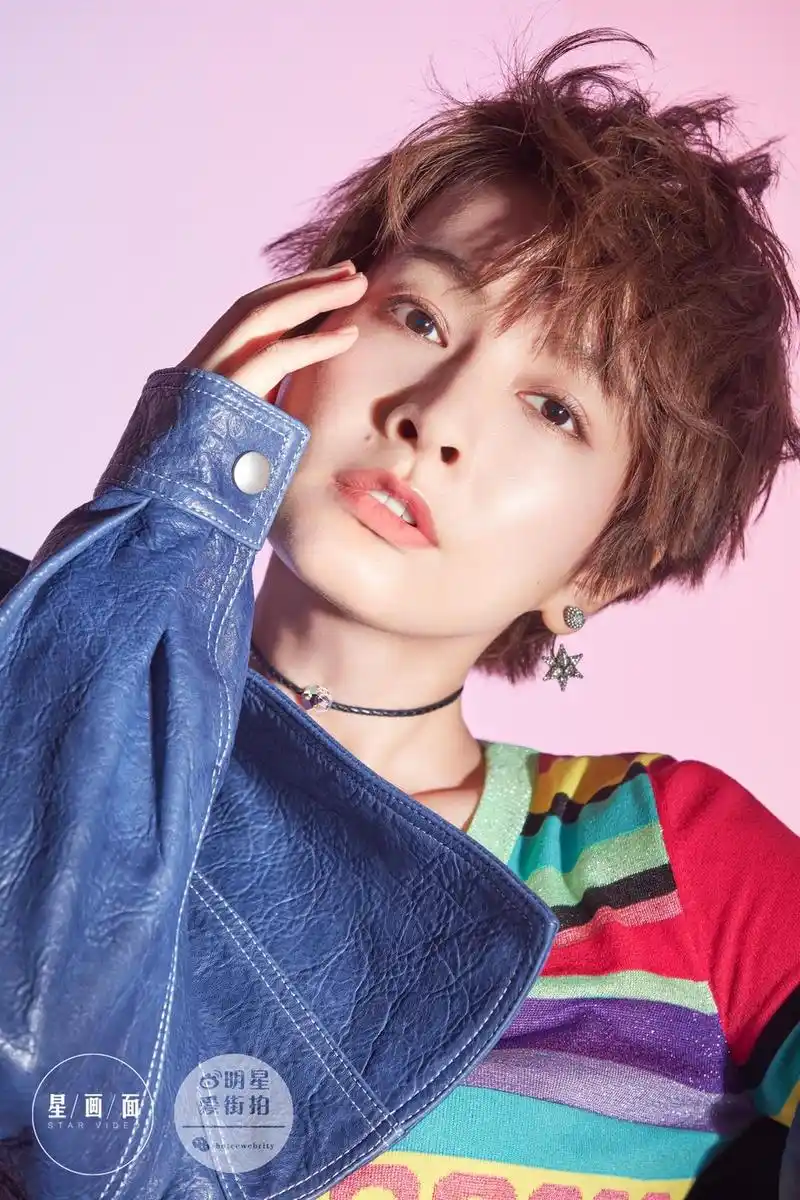 组图:吴昕曝风格大片 另类穿搭展现水瓶座女孩的肆意人生