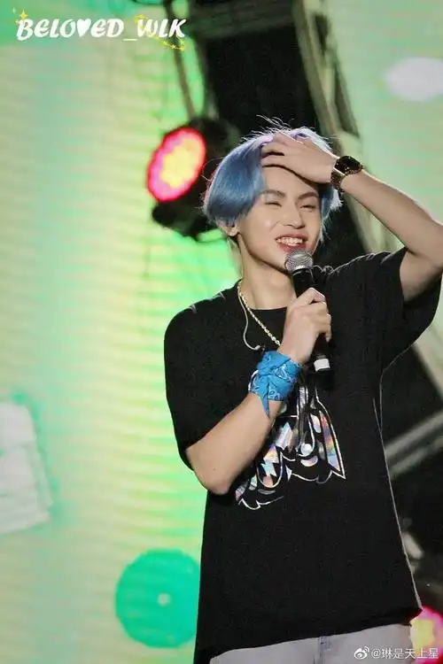 小鬼长得如何咋么感觉是个马杀特风格头发有红绿蓝白黄喜爱脏辫