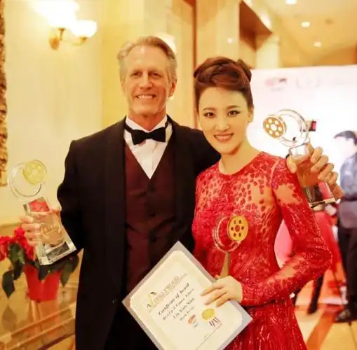 主要看气质扒扒村妞儿刘小小如何征服好莱坞