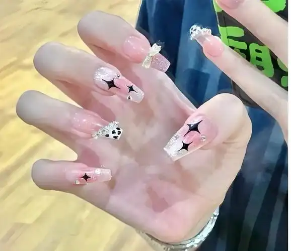 穿漂亮的裙子,染绚丽的发色,做唯美的指甲,让自己每天都过得精彩不凡