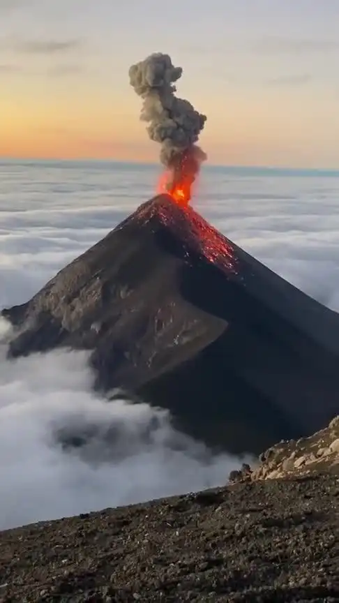 遇上火山爆发,真是万年一遇的美景,听听大自然的声音吧-全民小视频