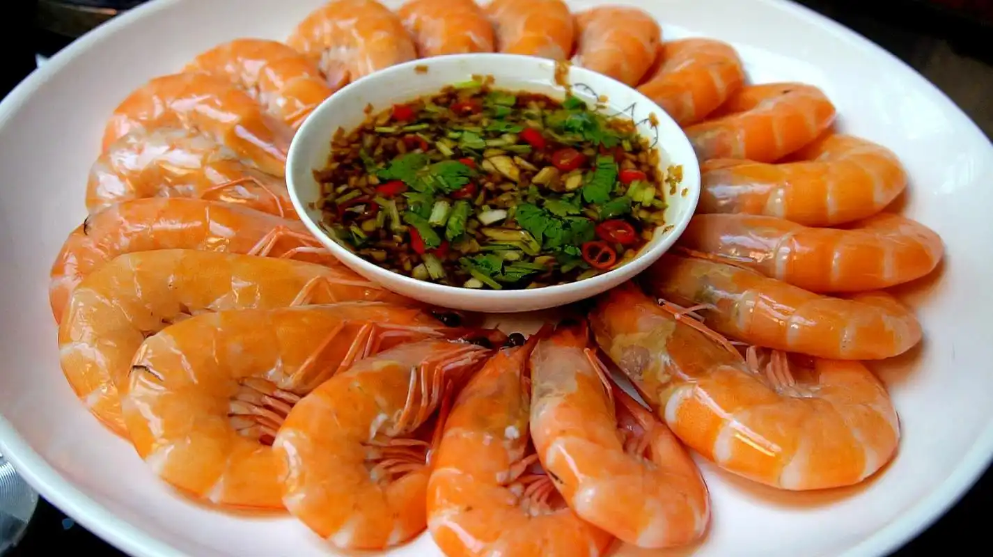 广式白灼虾好吃有诀窍,蘸料和做法都告诉你,比饭店里的还好吃