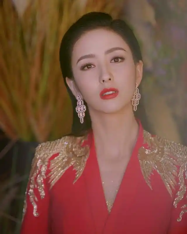 担任央视鼠年春晚主持,作品又在央视一套播出,佟丽娅怕是要火了