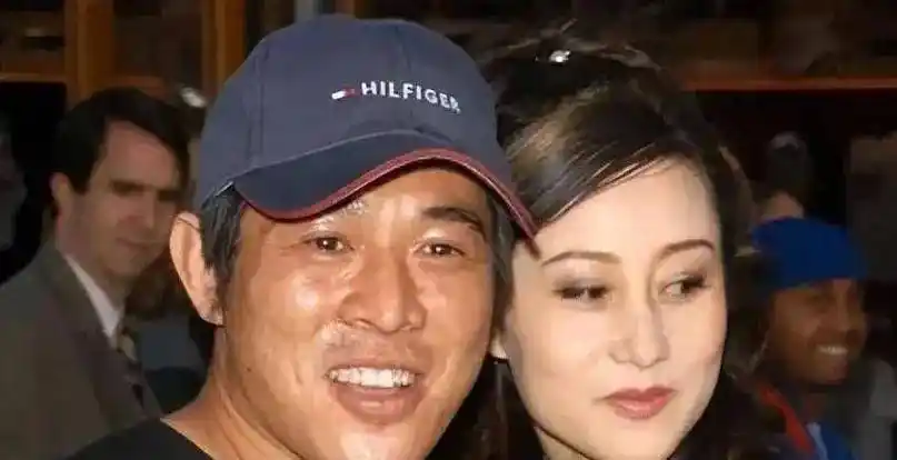 李连杰与妻子;利智及女儿在尼泊尔佛学院修 行:一家三