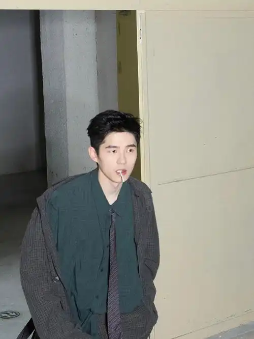 刘昊然    一个好生动好可爱的刘源正向你飞奔来!  我直接昏倒!