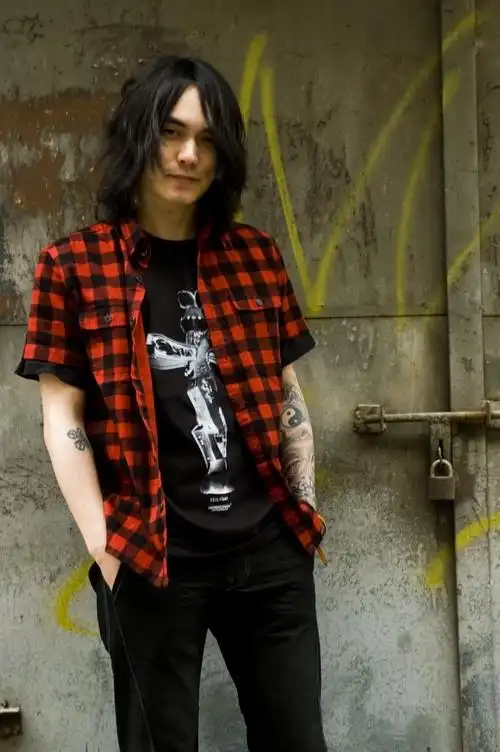 过去的9年里,他作为木马乐队主唱/主音吉他,负责木马乐队全部词曲创作