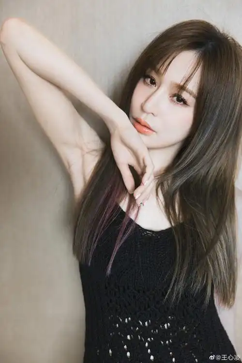 王心凌穿吊带黑裙白到发光 眼神无辜惹人怜_网易娱乐