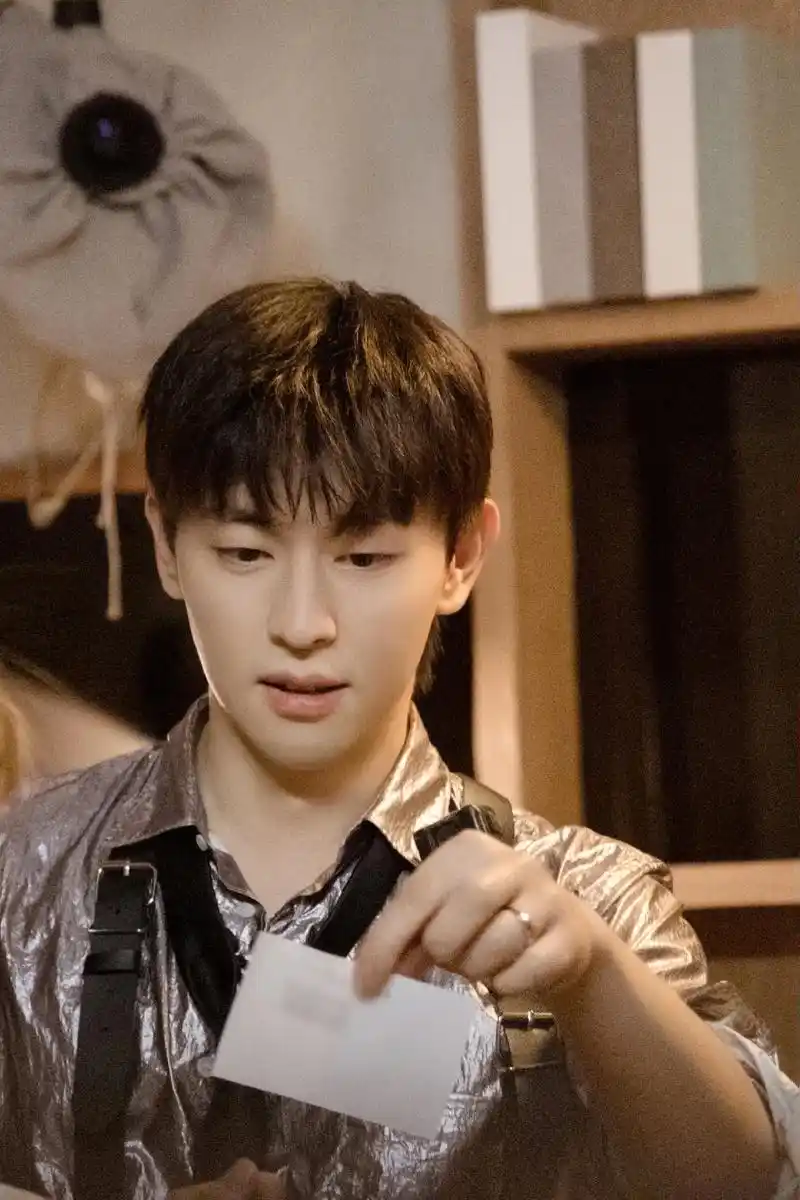 邓伦密室大逃脱 前方高能预警,密逃伦帅气来袭,小小剧透一下 - 抖音