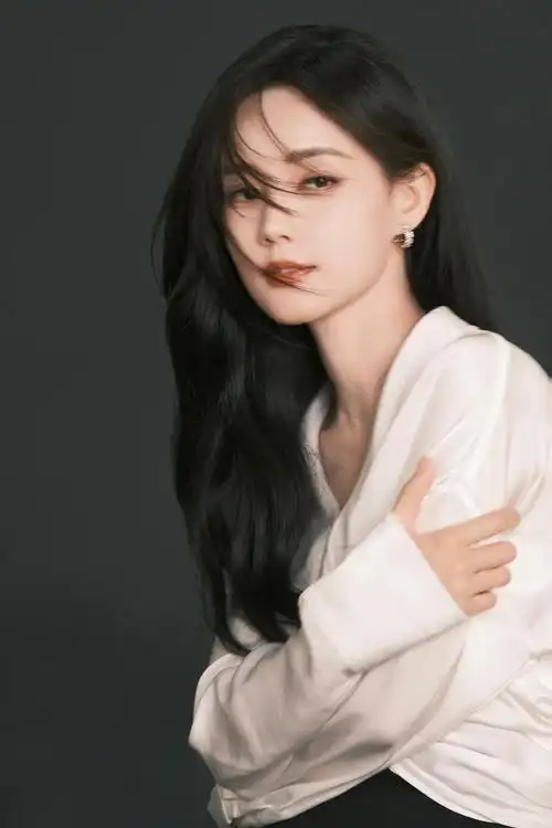 李一桐示范温柔穿搭 不惧镜头怼脸颜值高