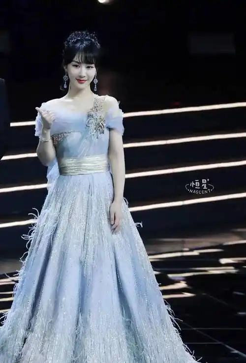 杨紫身穿各种礼服裙,美得就像一个小公主,亭亭玉立,温润甜美_感觉