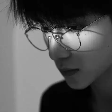 同一个人的男生头像黑白伤感侧面,有几张戴眼镜的-黑白头像