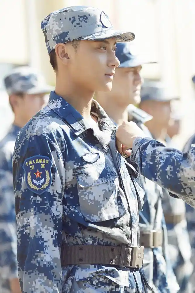 黄子韬穿军装站军姿 不画眼线的他很爷们!