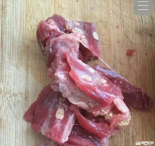 买的牛肉上面有一窝窝颗粒能吃吗?