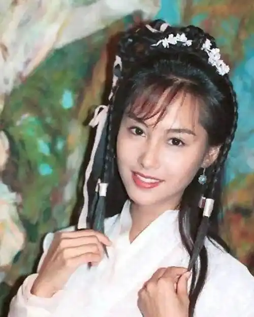 看过翁美玲,朱茵,周迅珍藏的老照片,谁饰演的黄蓉最令人惊艳?