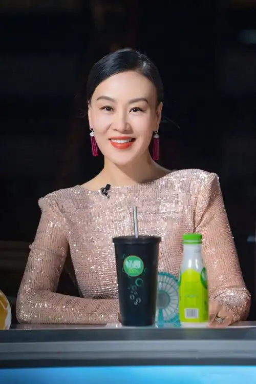 原创邬君梅终于高调,一袭粉色亮片裙优雅大气又高级,53岁美得出众