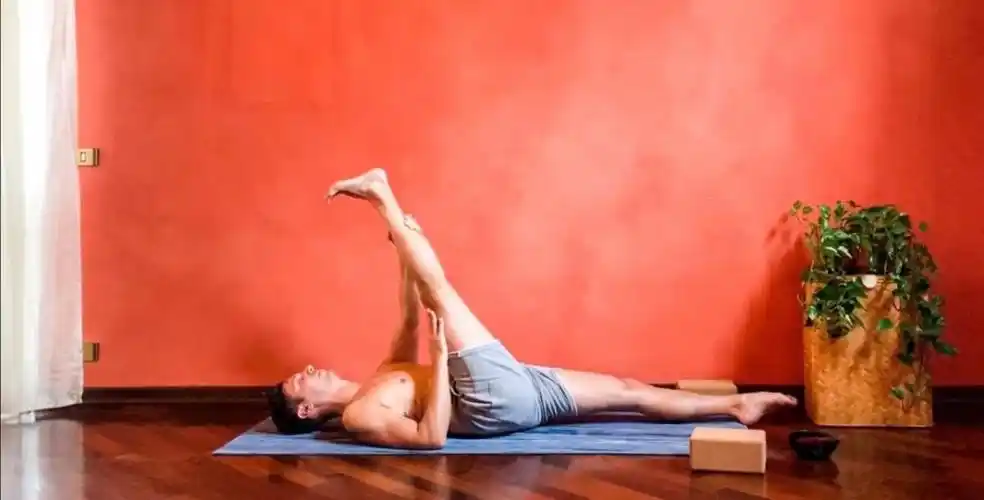 看了这个小哥的劈竖叉过程,我对自己下一字马的信心又增加了几分