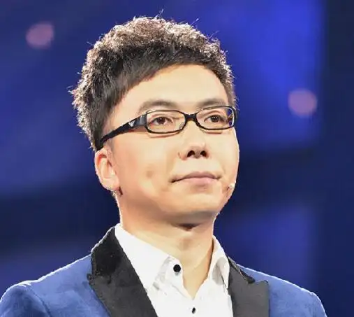 图主持人王牧笛晒工资引热议其绩效工资仅1000余元