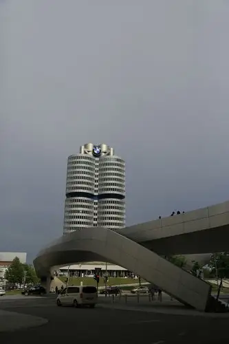 建筑外观呈双圆锥形,设计充满超现代感,是慕尼黑的时尚新地标.