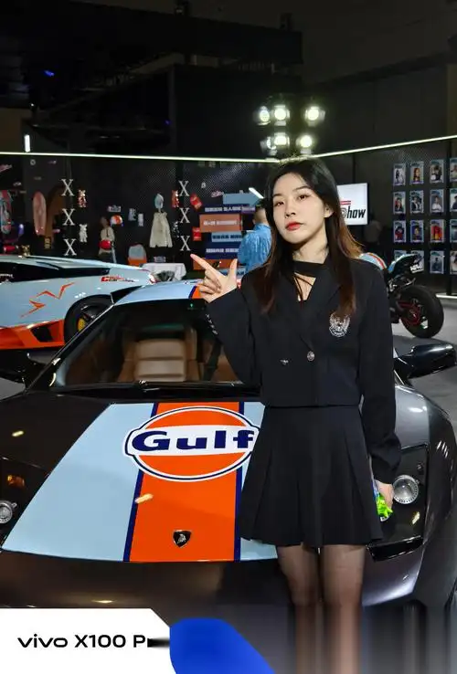 改装的豪车和美女车模看都看不过来,很多品牌都在这边有展台～ 没怎么