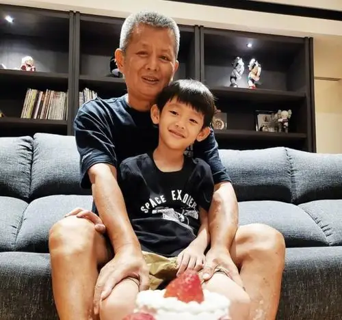 黄鸿升爸爸过60大寿 女友峮峮替他庆生还原全家福