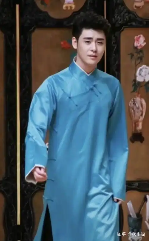 大褂长衫的张云雷,是我们的二爷,是我们的"角儿"