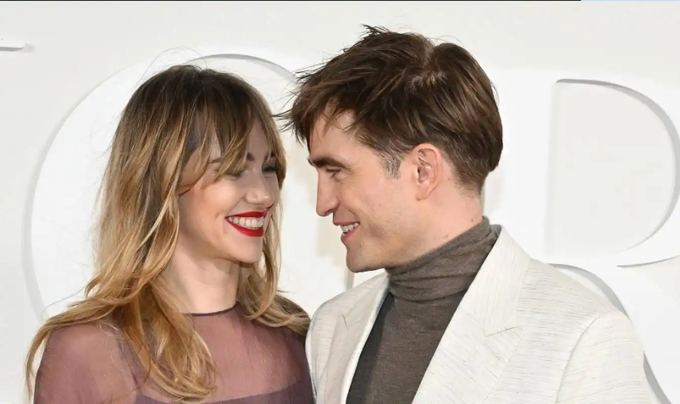 帕丁森携女友苏琪·沃特豪斯现身某秀场,二人当晚多次甜蜜对视,有爱