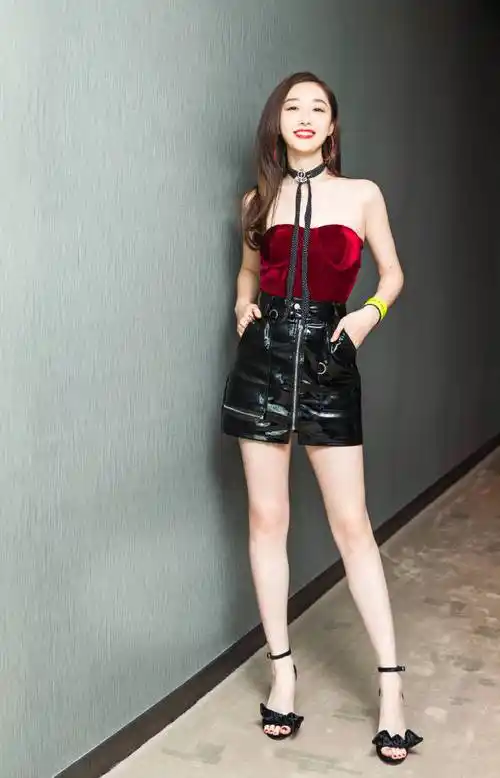 蒋梦婕美足合集突然发现她的脚是真美,而且很喜欢穿一字带不愧是林