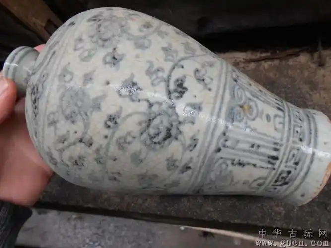 出土明乐平窑弘治缠枝牡丹青花梅瓶一件