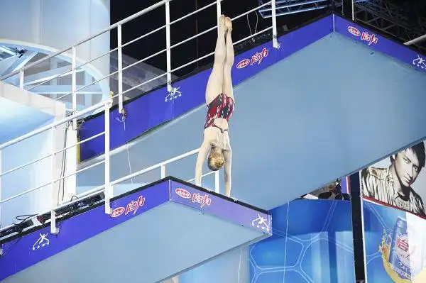 图文:《星跳水立方》第一期 金小鱼倒立动作