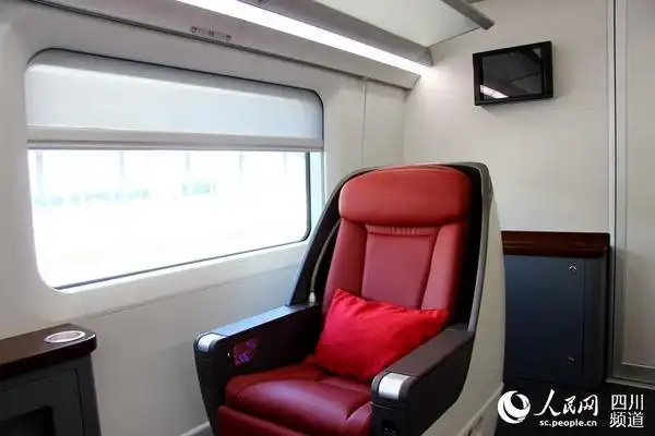 在商务座每个座位上都有一个操作屏,乘客可以根据自己需要选择.