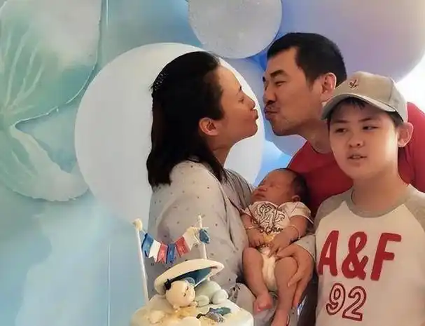 尽管母亲蒋勤勤的美貌如同盛开的花朵,令人赞叹不已,然而他们的大儿子